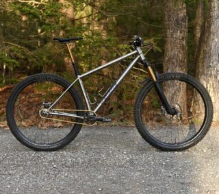 State of the Singlespeed 
-
Over the course of the past two seasons I’ve basically changed all my contact points: Bars, Pedals, Grips and Saddle.  Recently I made the must needed upgrade on my singlespeed to a set of @sqlab 30x 12° carbon bars and their 611 saddle.  Couldn’t be happier.  Still running SPD’s on this rig but have been loving flats on the FS.  So it goes..